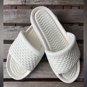 Suavs The Eddy Slide flip flops Jet sand White NWOT men’s size 10 & 11 beachwear